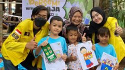 Mahasiswa Vokasi UI Melakukan Gerakan Peduli Sampah Bersama Sekolah Alternatif Anak Jalanan (SAAJA).
